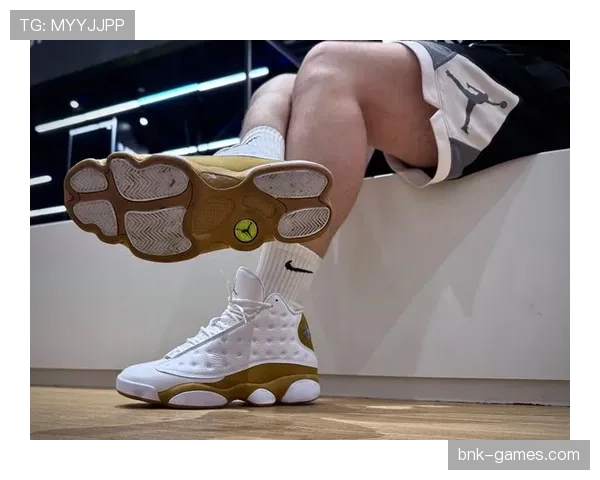 布克训练完顺手买下整条街的AJ，柜姐说他刷卡时眼睛都不眨